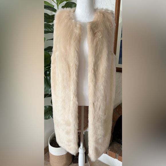 Forever 21 Jackets & Blazers - EUC CREAMY BEIGE LONG LINE FAUX FUR VEST⭐️